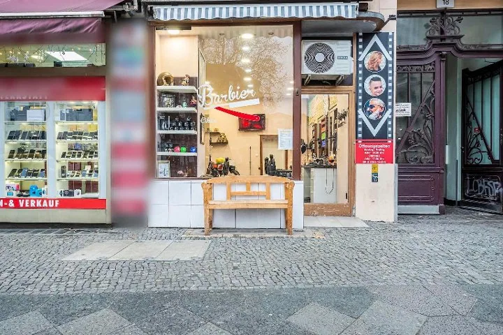 Barbier Cihan – Eingang in der Hauptstraße 18